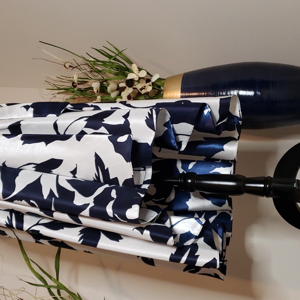 High-low navy blue and white dress, with two strands of navy blue pearls. - Picture 5 of 9